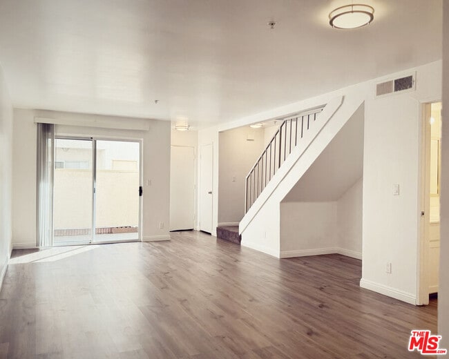 Photo - 16037 Vanowen St Unidad 103