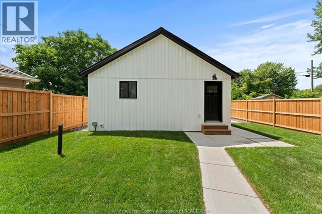 Photo - 557 Elinor St