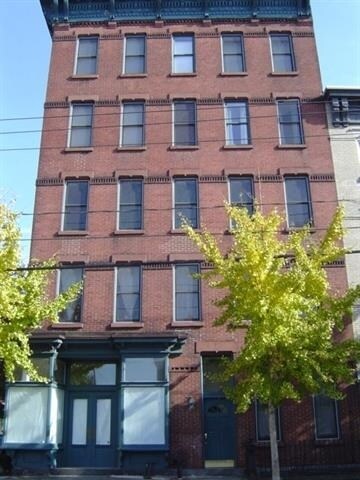 Building Photo - 214 Warren St Unit 4B