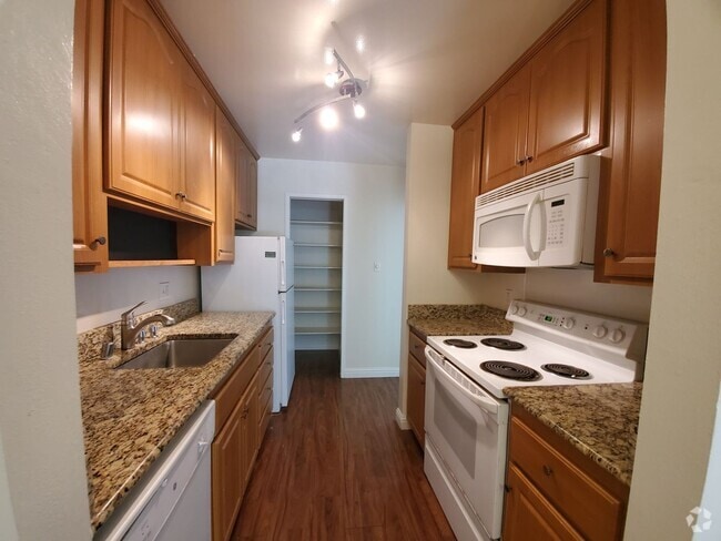Building Photo - Pet friendly Woodlake townhouse