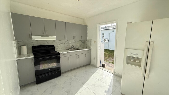 Photo - 832 NW 10th St