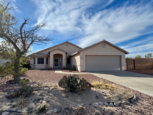 Building Photo - Don't miss this beutiful home with a pool and mountain views