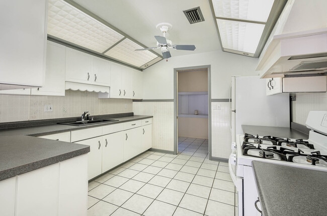 Gas stove and plenty of storage! No dishwasher. - 2908 Ivy St House