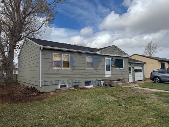 Building Photo - Charming 2 Bedroom