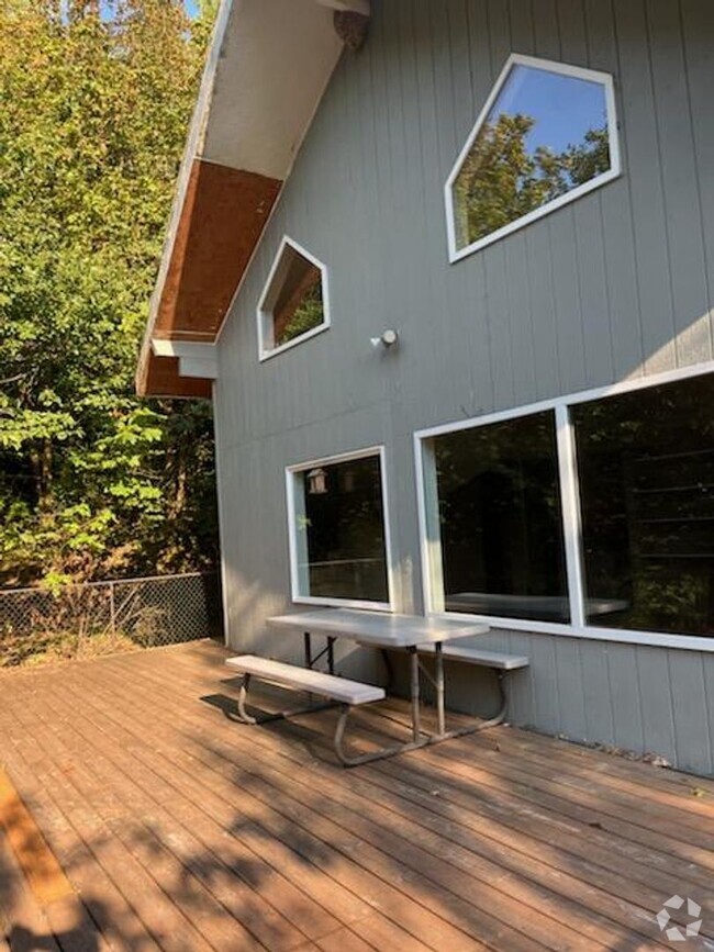 Building Photo - Living Off The Grid Rental