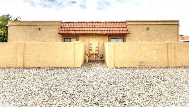 Building Photo - Cute 2 bedroom 1.75 bathroom Unit 1