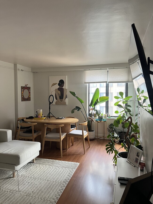 Building Photo - 1420 N St NW Unit 604