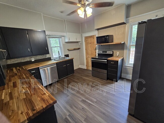 Photo - 220 Center St