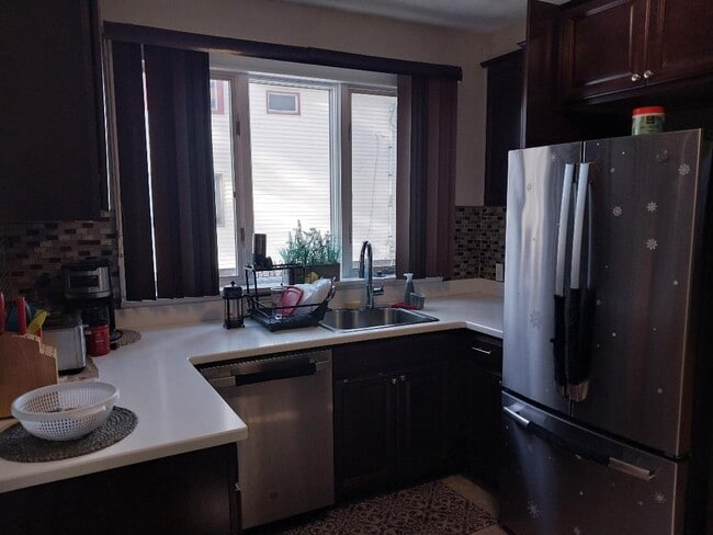 Building Photo - 129 Lyme St Unit 1