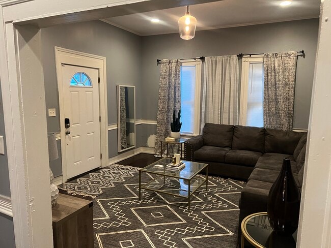 Photo - 514 W 38th St