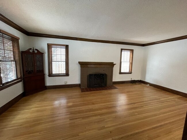 Photo - Timeless Spacious 3br + Den/2ba Edina Home w/Hardwood Floors, Large Yard, 2 Car Garage