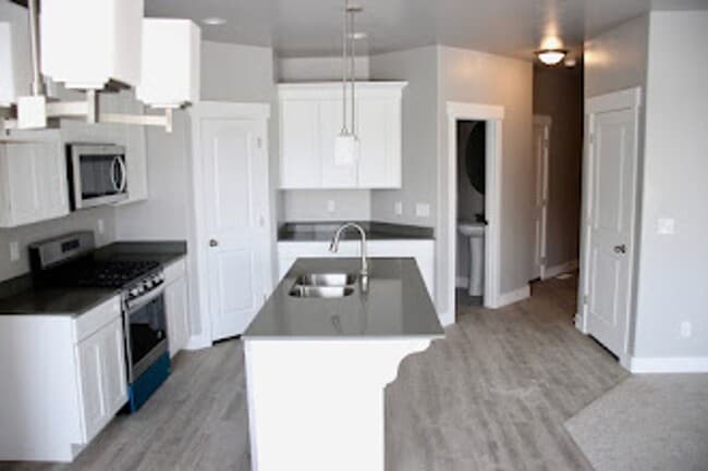 Photo - ? Beautiful 4 Bed / 2.5 Bath Townhome in The Exchange – Lehi