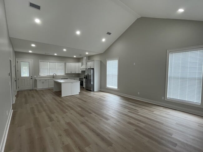 Photo - 102 W 9th St