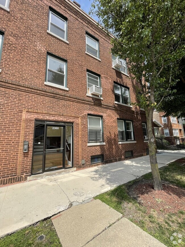 Building Photo - 2360 W Dickens Ave Rental