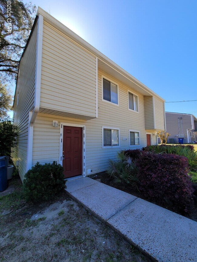Building Photo - 1204 Drake Ave Rental