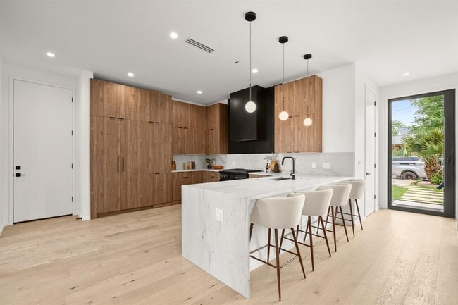 Photo - 1805 Collier St