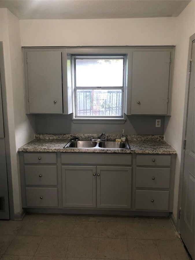 Photo - 404 James St