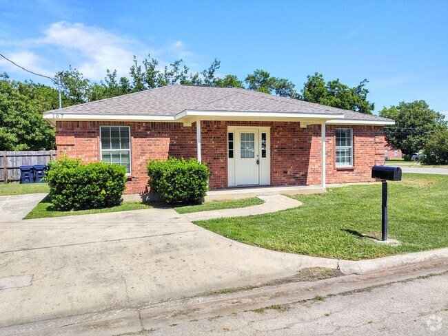 Building Photo - Completely refurbished home walking distan...