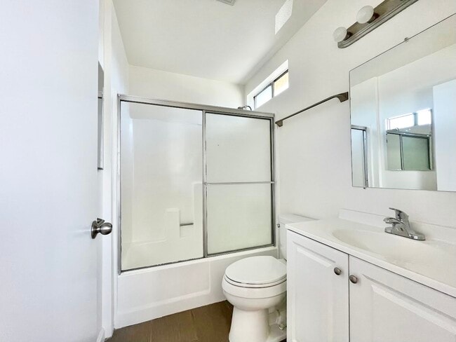 Photo - 18526 Calvert St Unidad 2A