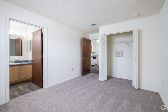 2BR, 2BA - 966SF - Primary Bedroom