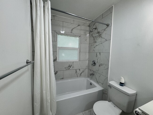 Photo - 719 E College St