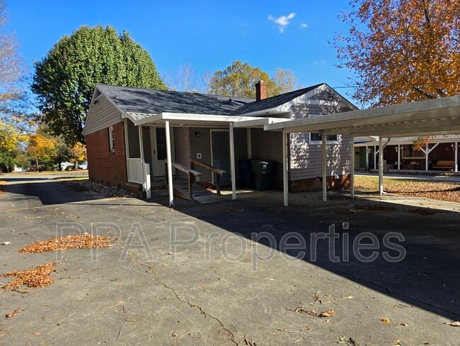 Photo - 404 Oakgrove Dr