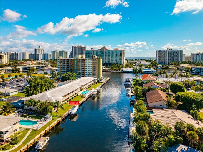 Building Photo - 2866 NE 30th St Unit 21