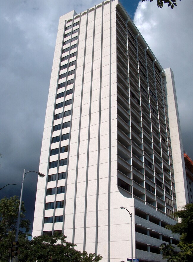 View from Kuhio Avenue - La Casa