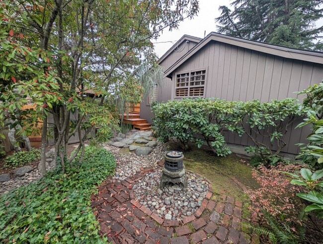 Building Photo - Rent Your Own Oasis! Available Now!