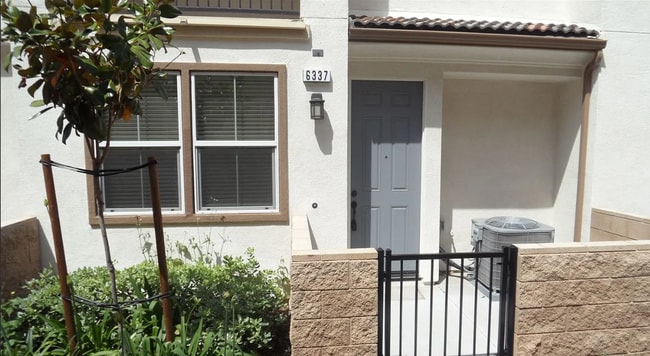 Building Photo - 4 Bed, 4 Bath in Eastvale!