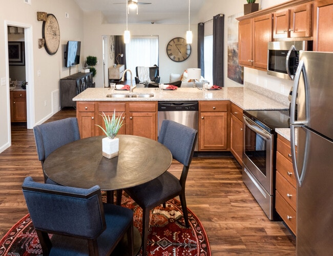 Puede elegir un plano de planta mejorado con granito y acero inoxidable - Redwood Lake Orion