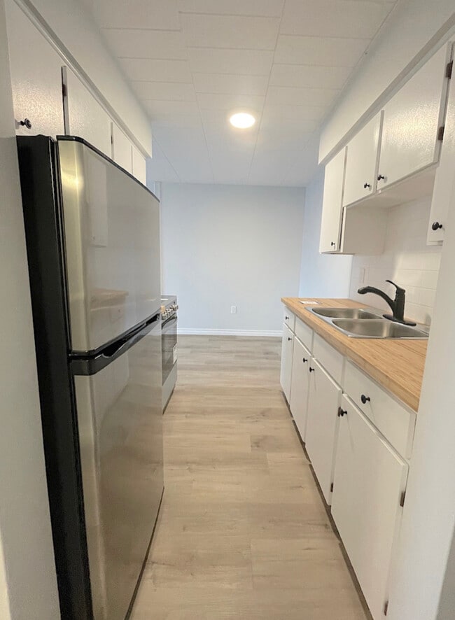 Building Photo - 471 Tecumseh Rd W Unit 104