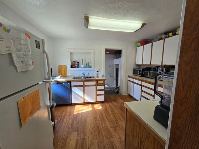 Photo - 4 bed, 2 bath House On The Hill!