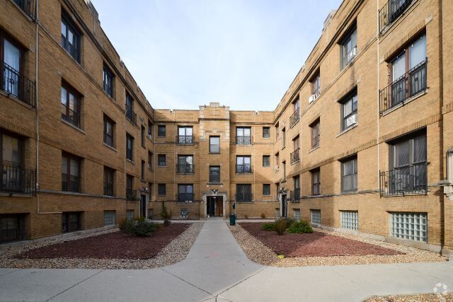 Building Photo - 724 W Roscoe St Rental