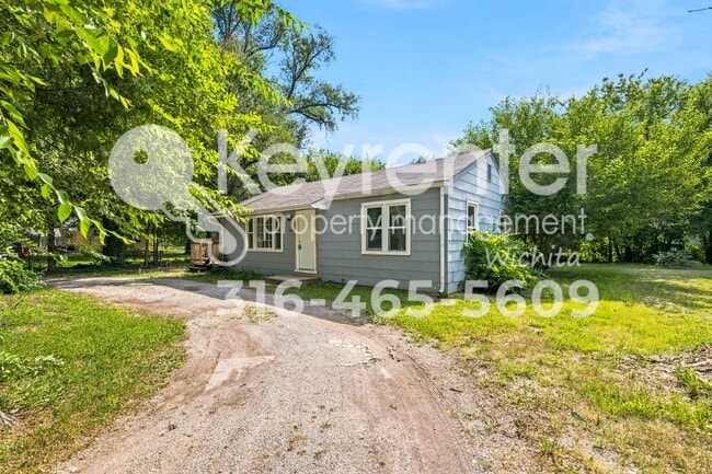 Building Photo - Cute 2 bedroom house on large lot with easy highway access!