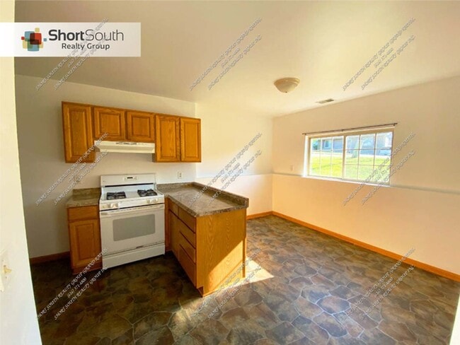 Building Photo - 4 bed 2 bath Single Family Home