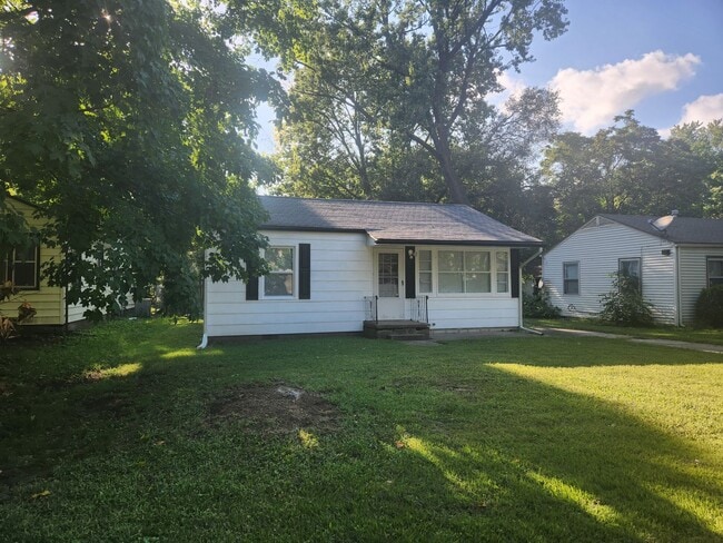 Building Photo - Beautiful remodeled 3BR, 1.5 Bth with garage and fenced backyard with newer stainless appliances