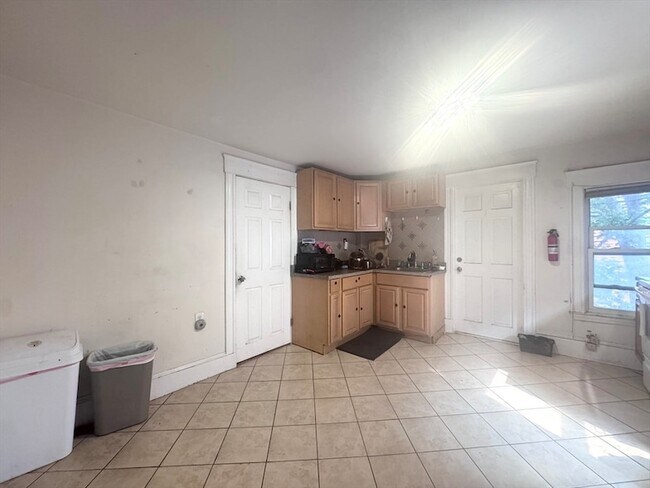 Building Photo - 95 Boylston St Unit 3 Rental