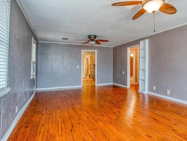 Photo - 813 N Burford Ave