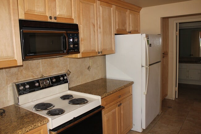 Building Photo - 3882 Radcliffe Ln Unit NA