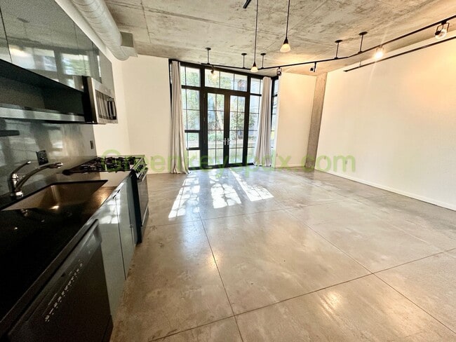 Photo - Studio Condo Available in the Pearl's Stre...
