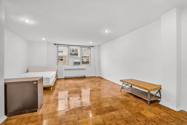 Photo - 240 E 35th St