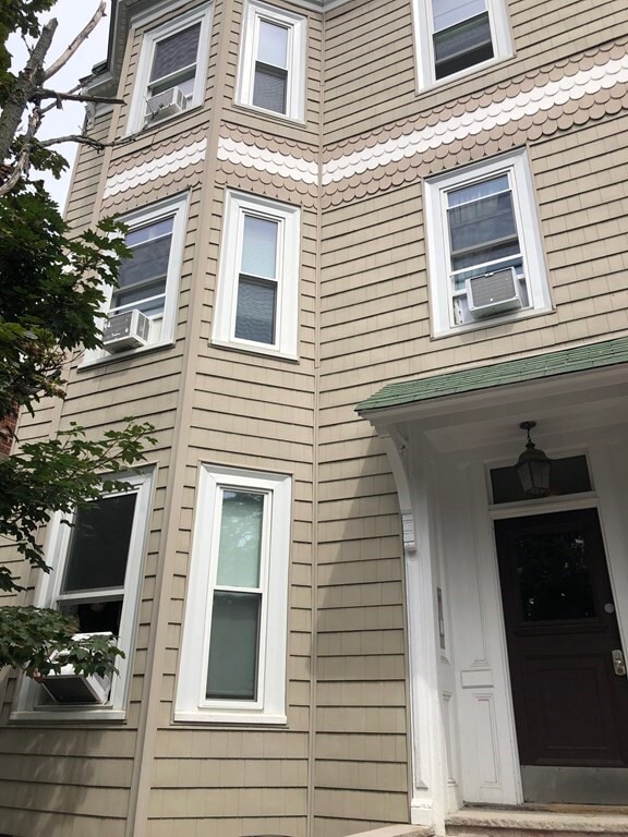 Building Photo - 682 E 6th St Unit 1