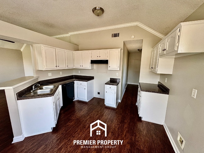 Photo - 3BR/2BA Memphis Rental with High Ceilings, Hardwood Floors & Kitchen Bay Window