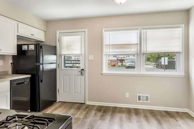 Photo - 240 W Newhall Ave Unidad 4