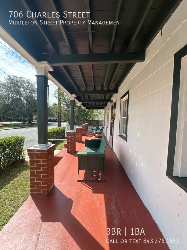 Photo - 706 Charles St