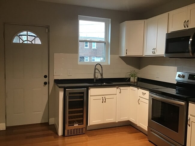 Building Photo - 947 McAllister Ave Rental