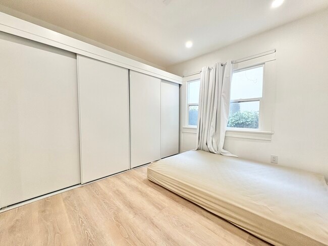 Building Photo - 2816 Arizona Ave Unit 3