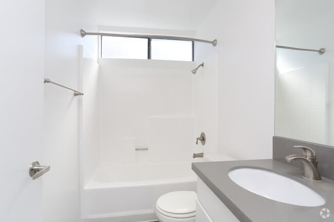 Studio, 1BA w/Loft - 694 SF