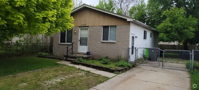 Building Photo - Move In Ready Home In Clinton Township